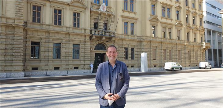 L'assessore Massimo Bessone davanti a Palazzo Widmann (Foto: USP)