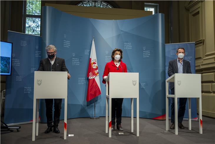 La presentazione del regolamento edilizio tipo: Andreas Schatzer, Maria Hochgruber Kuenzer e Frank Weber (Foto: ASP/Fabio Brucculeri)