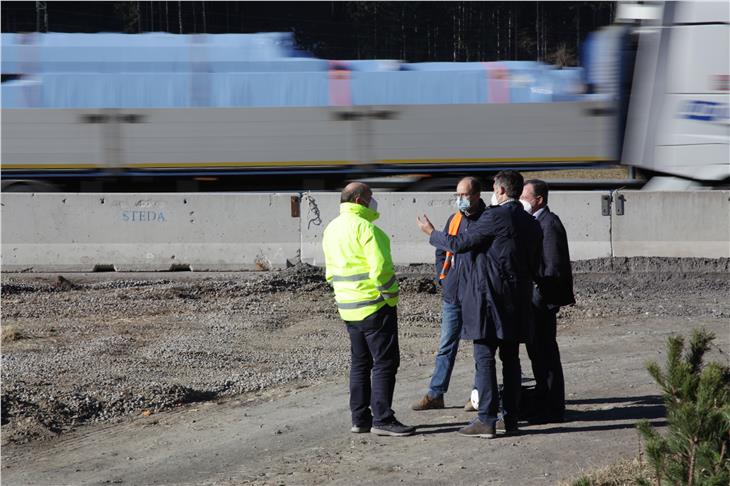 L'assessore Daniel Alfreider durante il sopralluogo a Vandoies di Sotto (Foto: ASP/Ingo Dejaco)