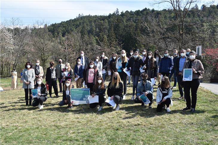 Il premio del concorso tedesco di cittadinanza attiva è stato consegnato alle studentesse della Scuola professionale di economia domestica di Tesimo oggi (9 aprile) dal direttore del concorso Hans-Georg Lambertz. (Foto: SP economia domestica Tesimo)