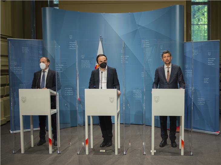 Conferenza stampa per presentare le misure nel settore cultura: Vettorato, Achammer e Alfrerider (Foto ASP/Fabio Brucculeri)