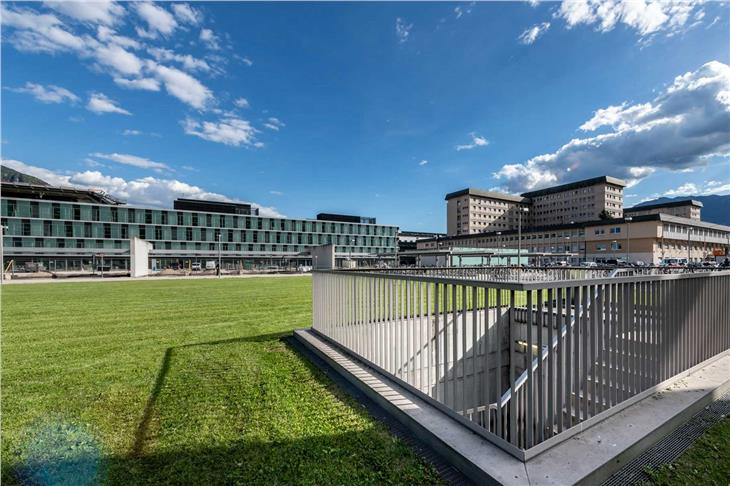 Il polo ospedaliero bolzanino attira circa 20.000 persone al giorno (Foto: Azienda sanitaria dell'Alto Adige/Ivo Corrà)