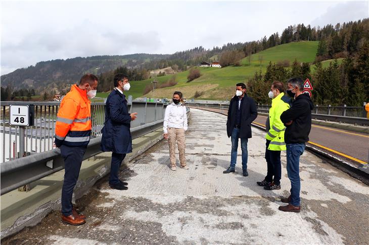 L'assessore provinciale Alfreider ha incontrato il sindaco Oberstaller insieme al direttore di Ripartizione Valentino Pagani. (Foto: ASP)