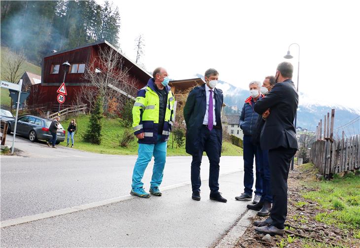 Consegnati alla presenza dell’assessore Alfreider e del sindaco Miribung i lavori di ampliamento della strada provinciale tra Ciampló e Lunz a La Valle (Foto: ASP/Ingo Dejaco)