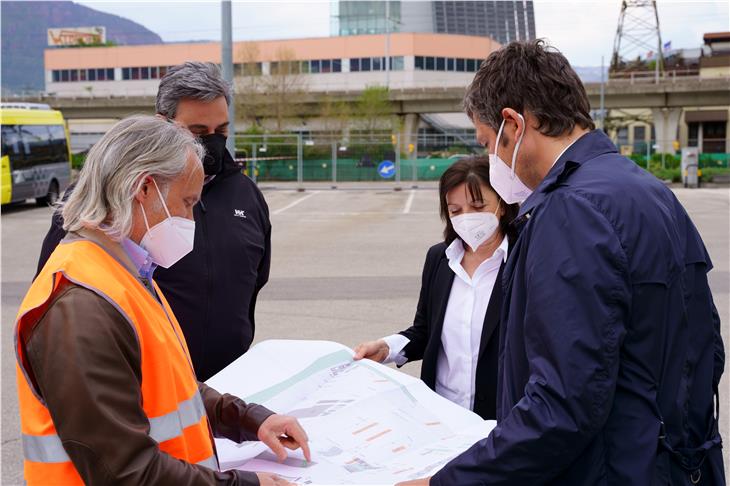 Sopralluogo per la stazione di rifornimento SASA: da sinistra Giulio Cecchelin, Roberto Fattore (manutenzione SASA),Petra Piffer e l'assessore Daniel Alfreider  (Foto: ASP/Elisabeth Stampfer)