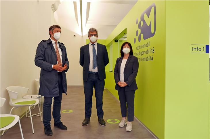 Alfreider, Morandi e Piffer in visita al nuovo Infopoint di altoadigemobilita a Merano (Foto: ASP)