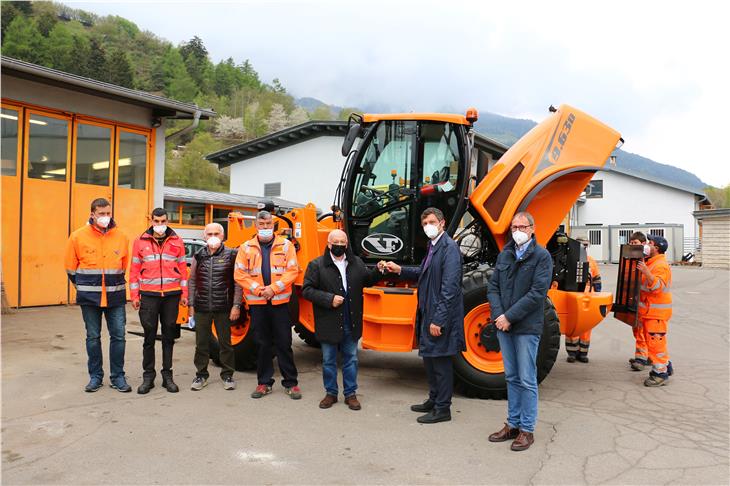 L'assessore Daniel Alfreider durante la consegna dei nuovi automezzi al Servizio strade (Foto: ASP)