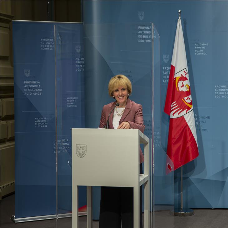 L'assessora Deeg durante la conferenza stampa al termine della Giunta provinciale (Foto ASP/Fabio Brucculeri)