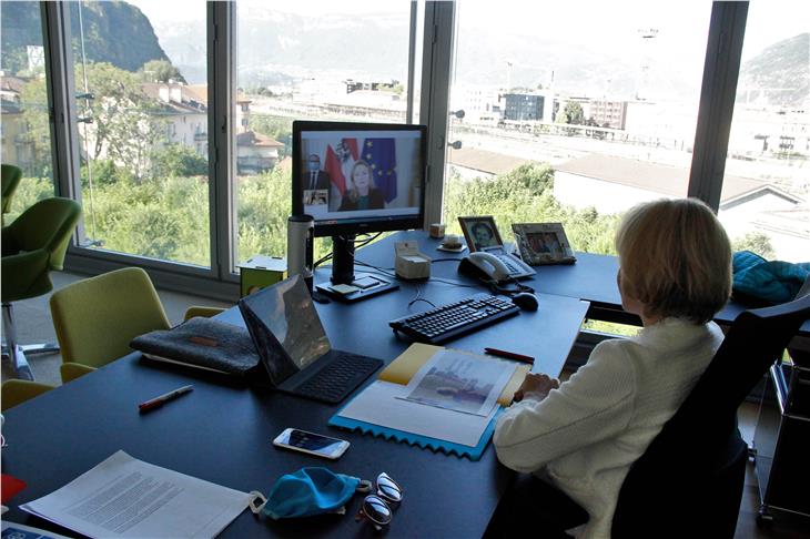 L’assessora Deeg ha preso parte online alla conferenza dei responsabili regionali austriaci della famiglia. Presente la ministra federale, Susanne Raab (Foto: ASP/Greta Stuefer)