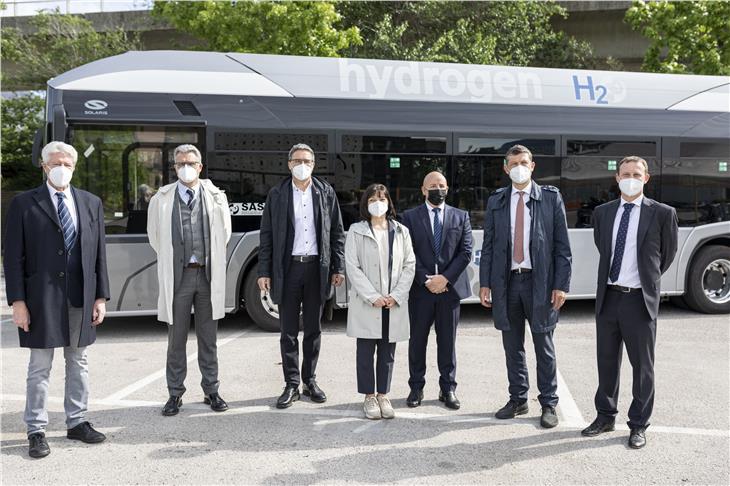 Obiettivo autobus moderni con zero emissioni: il sindaco di Bolzano, Caramaschi, il pres. della SASA, Morandi, il pres. della Provincia, Kompatscher, diretrice SASA Piffer, Fiore (Solaris), ass. Alfreider e Theiner (ITT) - (Foto: ASP/Armin Huber)