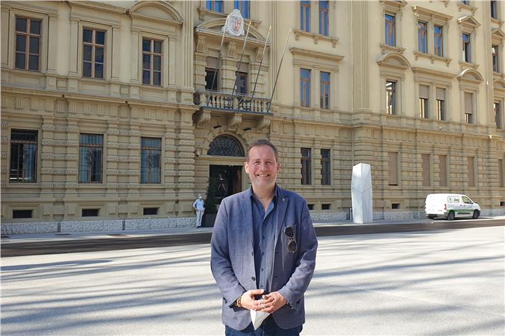 L'assessore Bessone davanti a Palazzo Widmann (Foto: ASP)