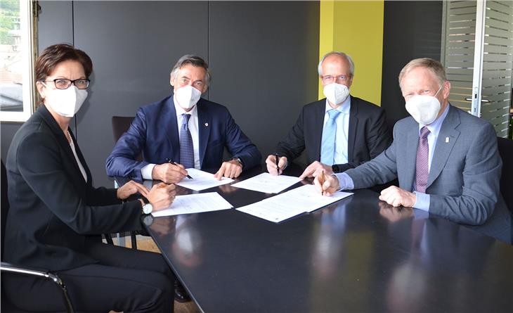 Firma della lettera d'intenti tra Provincia, Azienda sanitaria e PMU di Salisburgo: Lydia Gruber (PMU), Widmann, Zerzer e Sperl (Foto: ASP)