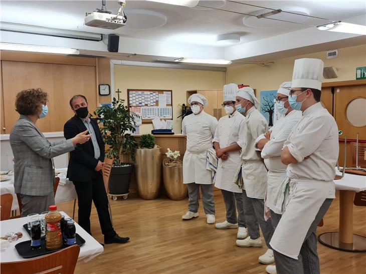 L'assessore Giuliano Vettorato e alcuni allievi della Scuola "Ritz" (Foto: LPA/Thomas Laconi)