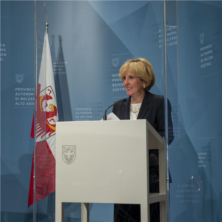 L'assessora Waltraud Deeg nel corso della conferenza stampa odierna (Foto: ASP/F. Brucculeri)