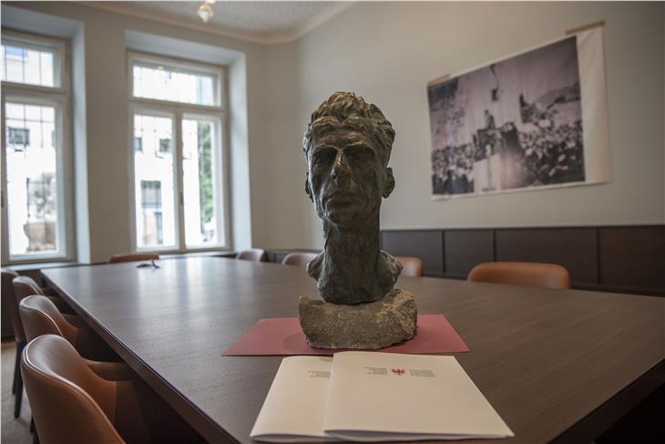 Il busto è stato consegnato oggi al presidente della Provincia. (Foto: ASP/Fabio Brucculeri)