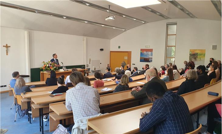 Il presidente Kompatscher durante il suo intervento allo Studio Teologico Accademico di Bressanone. (Foto: STA Bressanone)