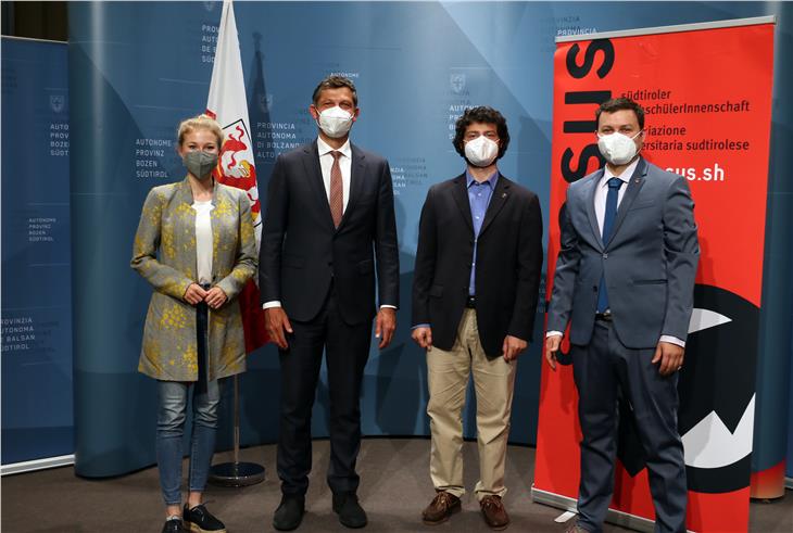 Il Summer abo+ sarà attivabile entro pochi giorni ha detto la consigliera Jasmin Ladurner, l'assessore Daniel Alfreider, il presidente SH Matthias von Wenzl e il vice presidente di SH Julian Nikolaus Rensi. (Foto: ASP/Ingo Dejaco)