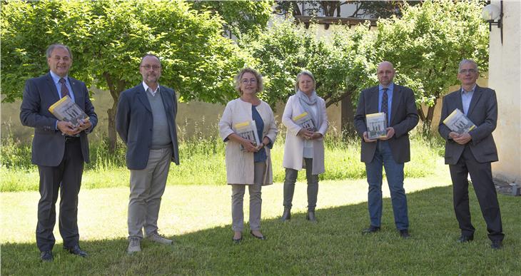 da dx a sx: Pepi Fauster, presidente Verband Südtiroler Musikkapellen, l'autore Hubert Mock, Christine Roilo, direttrice Archivio provinciale, Karin Dalla Torre, Soprintendente beni culturali. (Foto: ASP/ J.Farina, Archivio provinciale)