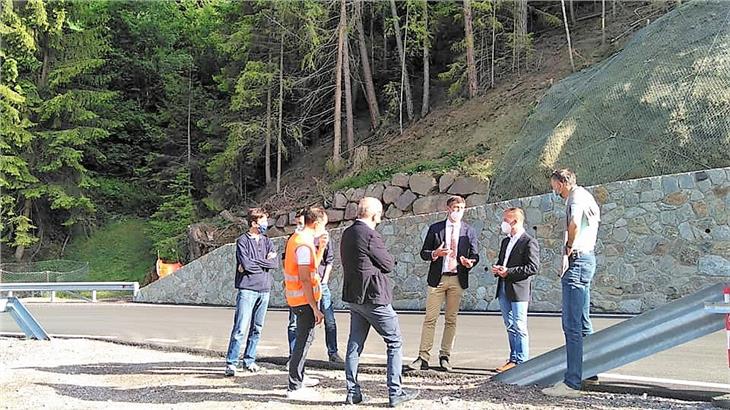 L'assessore Alfreider durante il sopralluogo lungo la strada provinciale di Laion (Foto: ASP/san)