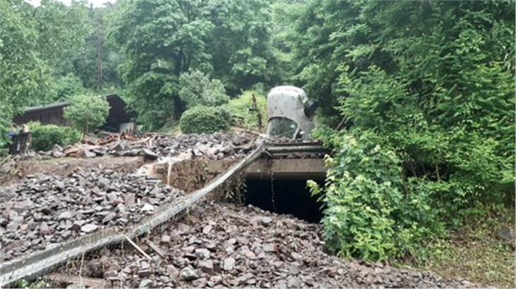 Presso il rio Pitsch a Ponte Gradena un'auto è stata investita e parzialmente coperta da una frana (Foto: ASP/Vigili del fuoco volontari di Ponte Gardena)