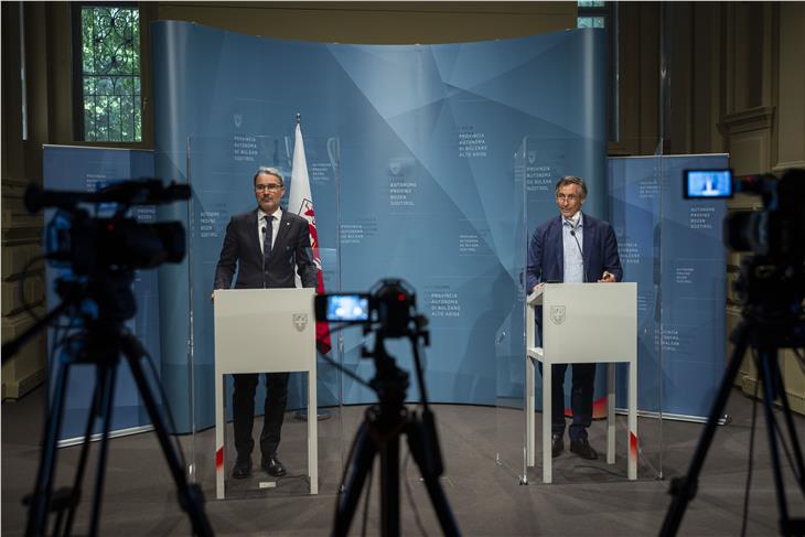 Il presidente Kompatscher e l'assessore Widmann nel corso della conferenza stampa odierna (Foto: ASP/F. Brucculeri)