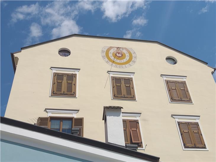 29 giugno: Questa meridiana in piazza Palazzo Vescovile a Bressanone indica le ore dei giorni più lunghi dell'anno. (Foto: ASP/Maja Clara)