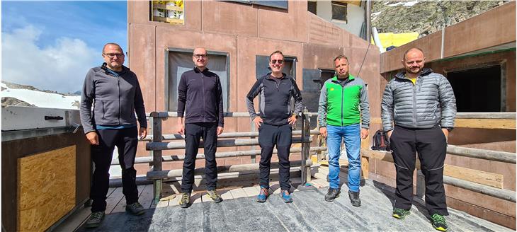 Sopralluogo al Rifugio Petrarca. Da sx: Stefan Canale, Andrea Fregoni, Andreas Schwarz, l'assessore Massimo Bessone, Roland Graf. (Foto: ASP/Dipartimento edilizia)