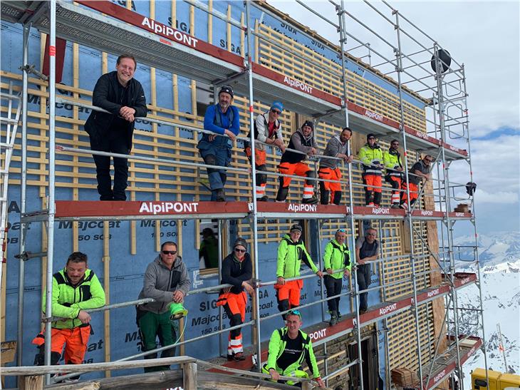 A breve sarà ultimata la sistemazione del rifugio Gino Biasi al Bicchiere nel comune di Racines. Sopralluogo al cantiere oltre i 3000 metri dell’assessore Massimo Bessone (in alto a sx). (Foto: ASP)