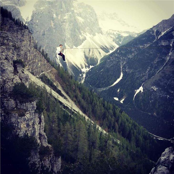 La presenza di slackline ad alta quota deve essere comunicata alla Ripartizione provinciale Foreste (Foto: Moritz Happacher)