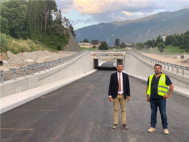 L'assessore Alfreider assieme al direttore dei lavori,  Andreas Pichler, ha effettuato un sopralluogo ai lavori per la realizzazione del nuovo accesso alla Val Badia che sarà aperto lunedì 12 luglio (Foto: ASP)