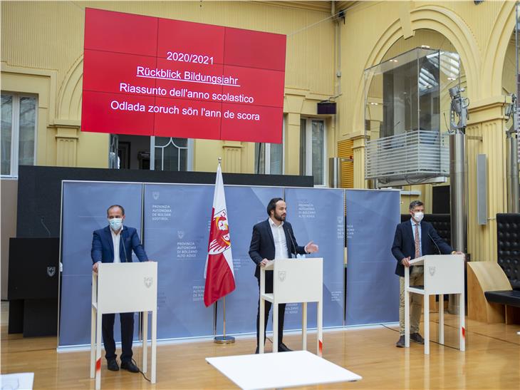 Gli assessori Achammer, Vettorato ed Alfreider hanno fatto un bilancio dell'anno scolastico 2020/21 caratterizzato dalla pandemia e delineato le previsioni per l'inizio dell'anno in autunno (Foto: ASP/F. Brucculeri)