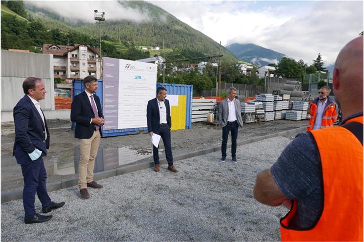 L'assessore all'ambiente Giuliano Vettorato, l'assessore alla mobilità Daniel Alfreider, il Direttore STA Joachim Dejaco e il direttore dell'Ufficio aria e rumore Georg Pichler durante un'ispezione locale. (Foto: ASP/Ingo Dejaco)