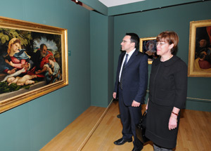 Il vicepresidente Tommasini ammira le opere della mostra meranese. (Foto: USP/A.Pertl)