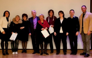 Il vicepresidente della Provincia, Christian Tommasini, con alcuni diplomati della scuola "Levinas" di Bolzano