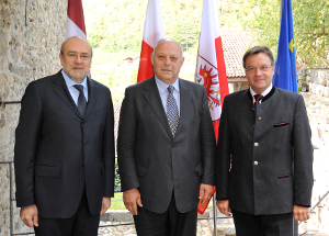 I tre governatori a Castel Tirolo alla seduta costitutiva del GECT dell'Euregio: da sinistra, Dellai, Durnwalder e Platter