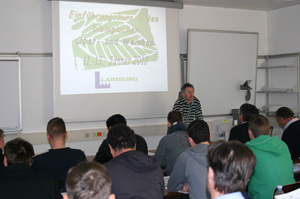 I partecipanti del corso seguono attentamente la relazione di Markus Kelderer del reparto di agricoltura biologica del Centro Laimburg. (FOTO: USP/Centro Laimburg)