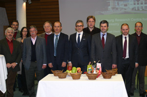 Il funzionario UE Moisa (3° da dx) al Centro Laimburg con (5° da dx) il suo direttore Oberhuber e (2° da dx) Daniel Bedin, direttore dell'Azienda agricola Laimburg (Foto: USP/Laimburg)