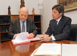 Il presidente della Provincia Luis Durnwalder e Paolo Berloffa sottoscrivono la convenzione per la tenuta del fondo archivistico di Alcide Berloffa. (FOTO: USP/A.Pertl)