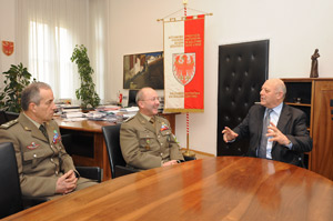 I generali Fausto Macor ed Alberto Primicerj a colloquio con il presidente della Provincia Luis Durnwalder (da sx) - FOTO: USP/A.Pertl