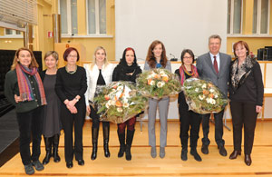 Le dottoresse premiate per le loro tesi sulle pari opportunità assieme all'assessore Bizzo (2° da dx) e alla presidente e vicepresidente della Commissione Oberhammer (4a da sx) e Toffol (1a da sx) (FOTO: USP/A.Pertl)