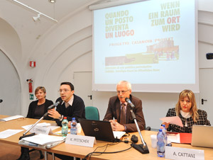 Il vicepresidente della Provincia, Christian Tommasini (2° da sx) interviene al convegno sull'arte pubblica "Quando un posto diventa un luogo" (FOTO: USP/A.Pertl)