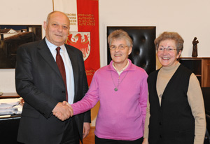 Il presidente Durnwalder assieme a Suor Elisabeth Pfattner (al centro) e suor Brunhilde Seeber. (FOTO: USP/A.Pertl)
