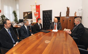 La delegazione della minoranza ungherese in Romania in visita dal presidente Durnwalder (FOTO: USP/A.Pertl)