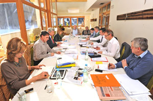 Due giorni per definire priorità e misure immediate nel 2012: la Giunta provinciale a Riva di Tures (Foto Pertl)