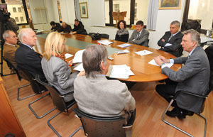 Innovativa procedura di appalto per la ricerca medica: l'assessore Roberto Bizzo con i rappresentanti di Health Robotics, Comprensorio sanitario di Bolzano e Ripartizione provinciale innovazione