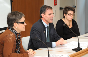 L'ass. Richard Theiner (al centro) assieme alla presidente di "Assistenza tumori Alto Adige", Renate Daporta Jöchler (1a a sx) e all'oncologa Susanne Baier presentano i dati sui tumori in Alto Adige (FOTO: USP/A.Pertl)