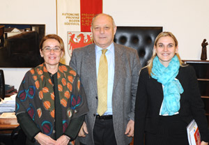 La vicepresidente e la presidente della Commissione provinciale pari opportunità Franca Toffol (sx) e Ulrike Oberhammer (dx) con il presidente Luis Durwalder (FOTO: USP/A.Pertl)