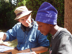 Angelo Loy con uno dei ragazzi di Nairobi che hanno realizzato il film "African spelling book" sul Kenya