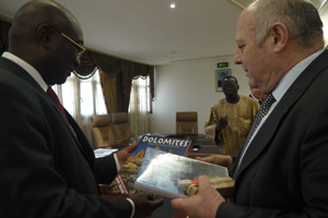 Il presidente Durnwalder con il consigliere del presidente del Burkina Faso, Frédéric Korsaga.