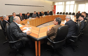 Il presidente Durnwalder e gli assessori Berger e Theiner hanno incontrato le categorie economiche (Foto Pertl)